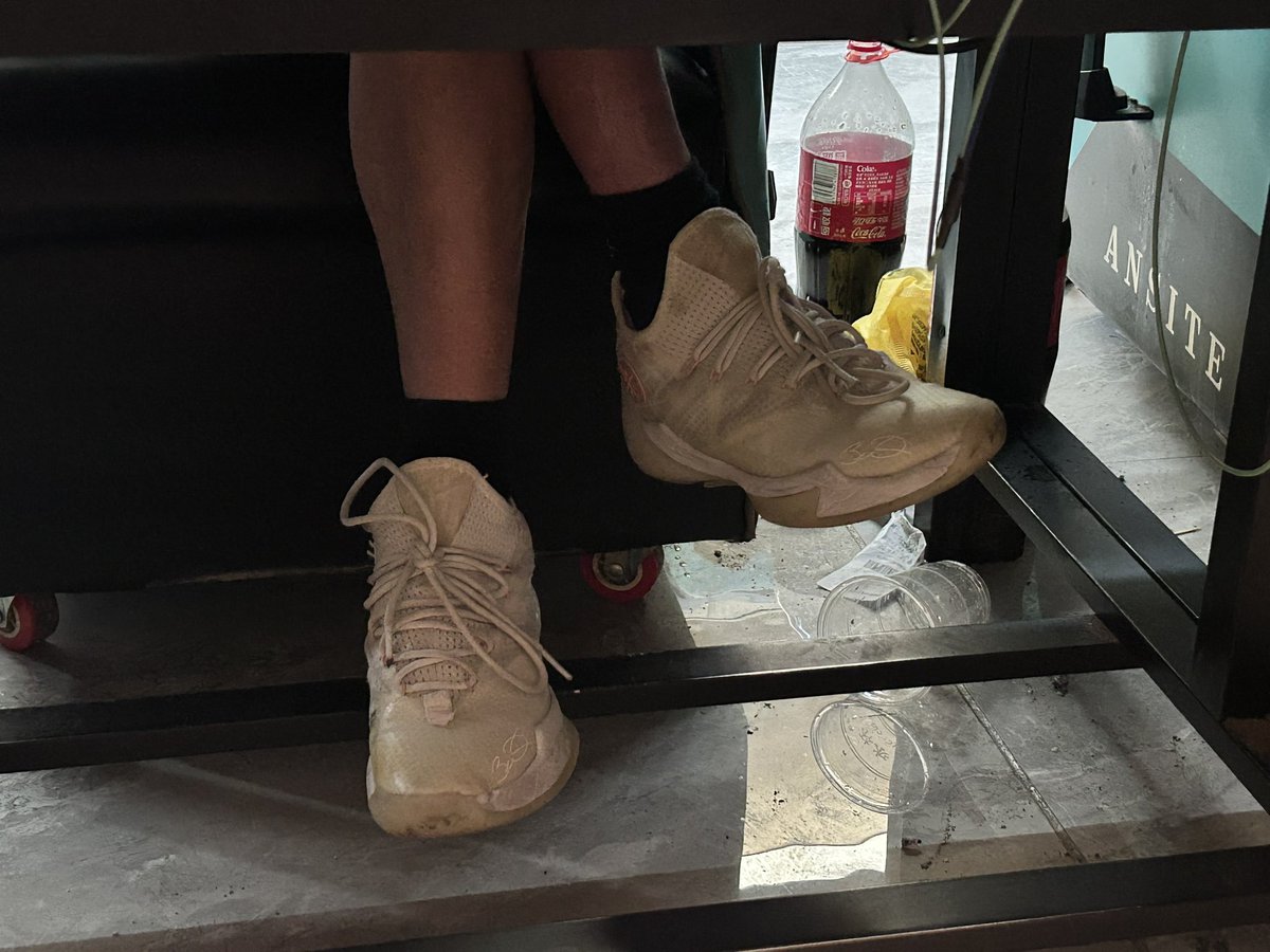 在网吧，黑皮男高坐我对面！好喜欢，想爬下去脸贴上去！