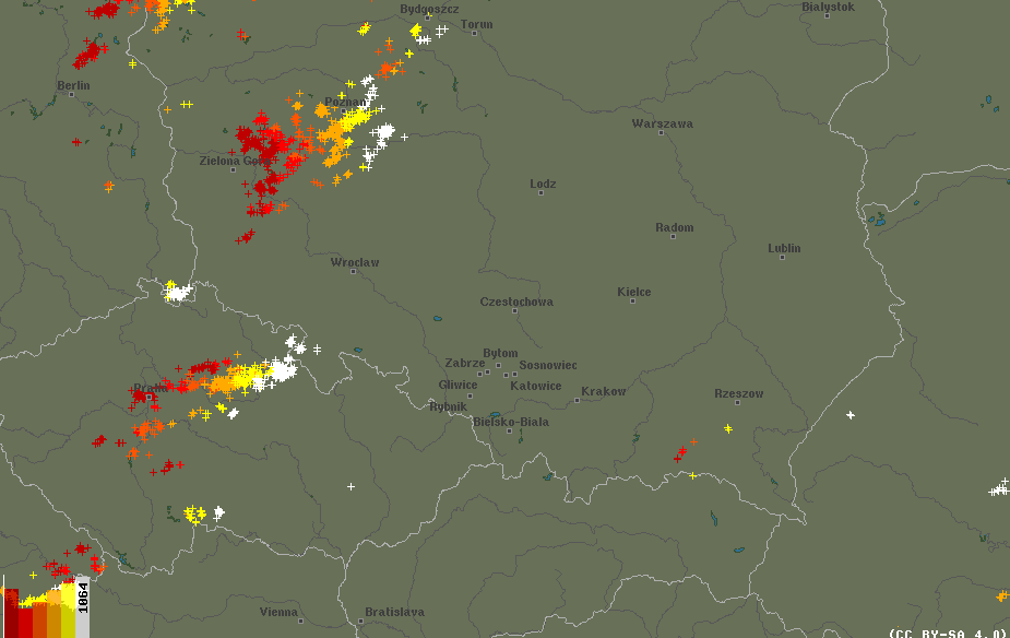 MeteoSynop's tweet image. Po popołudniowej burzy czuć już chłodne powietrze.

Nowa Ruda, 18:00
☁️⩾7/8 - Cu, Sc (5/8), Cs (Cʟ = 8, Cᴍ = 0, Cʜ = 8)
temperatura: 14,8°C
temperatura punktu rosy: 9,4°C
wiatr 230°↗️o prędkości 5 m/s, porywy 11 m/s
widzialność: 35 km
ciśnienie względne: 1012,2 hPa(+0,1 hPa/3h)