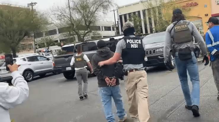 Worldwire365's tweet photo. 💥 ICE hit Home Depot &amp; warehouses in LA.
100+ undocumented migrants arrested.
Protests explode.
#Immigration #ICEraids #LosAngeles https://t.co/bQ895LFMYt