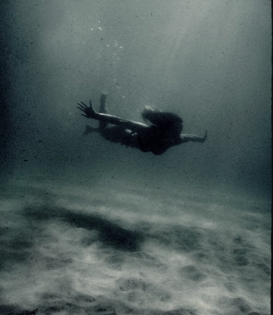 Merci beaucoup <a href="/Fab_PJ/">Fab</a> pour la reco.
Nouvel album de ce groupe new-yorkais, avec un de leurs meilleurs titres [belle vidéo, légèrement anxiogène pour moi:)]. 

Avec un plein de bonnes ondes pour la semaine ✨✨

Activity 🎧 Heavy Breathing 

📸Ain Raadik

youtu.be/lLkwghVZaIU?si…