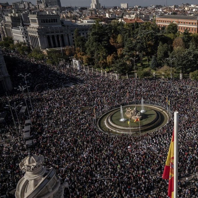 Madrid contra   ///   Madrid por
Perro Sanxe      ///   la Sanidad