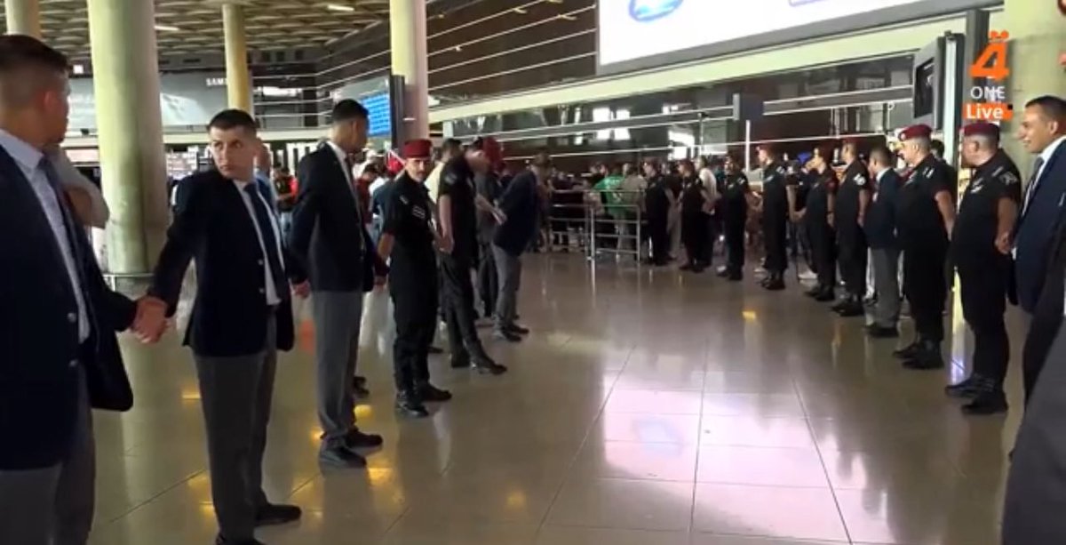 تقديس اللاعبين وإعطاؤهم أكبر من حجمهم أصبح ظاهرة واضحة ! بدل أن نخضع الأداء الضعيف والنكسات للتحليل والنقد البنّاء، نغطي عليها بالمشاعر والانفعالات!!! 

بهذه العقلية، لن نتقدم خطوة واحدة واللاعب عندما يُعامل كنجم بعد الخروج، سيشعر أن لا مشكلة في الإخفاق، طالما التصفيق ينتظره