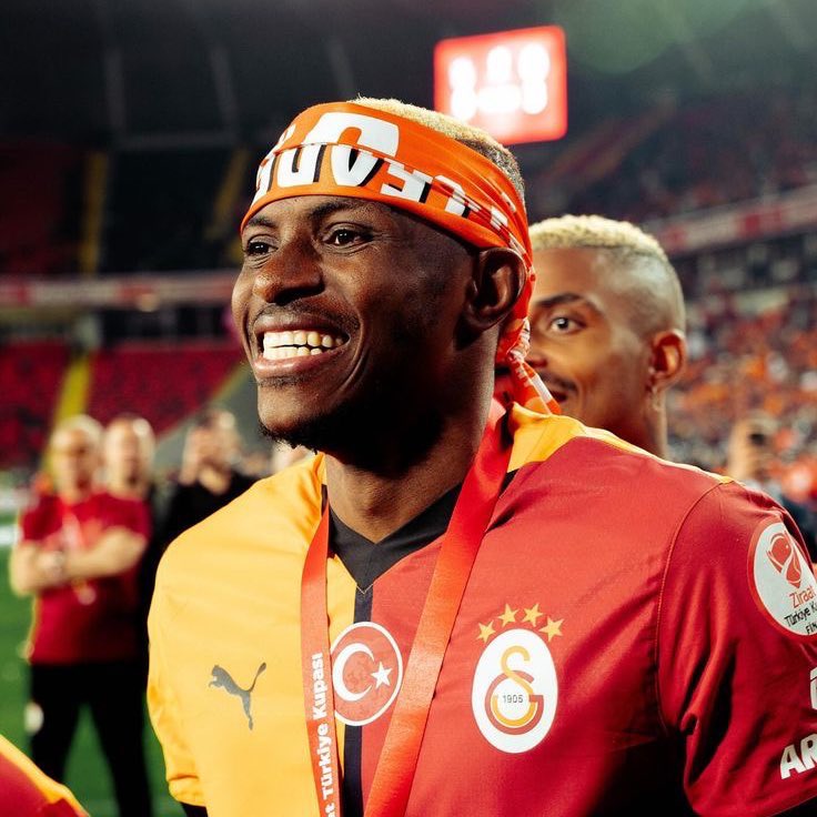 "Bizi sevenleri üzmeyelim baba.."
#StayWithUsOsimhen