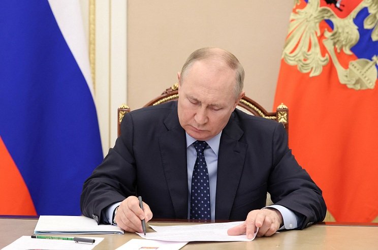muffi (@mufazzalkapadia) on Twitter photo ⚡️ Putin signs law tightening oversight of the shipping sector, including the creation of an official registry for transport operators. No activity will be permitted without prior registration.
<a href="/mog_russEN/">RussiaNews 🇷🇺</a> ⚡️ Putin signs law tightening oversight of the shipping sector, including the creation of an official registry for transport operators. No activity will be permitted without prior registration.
<a href="/mog_russEN/">RussiaNews 🇷🇺</a>