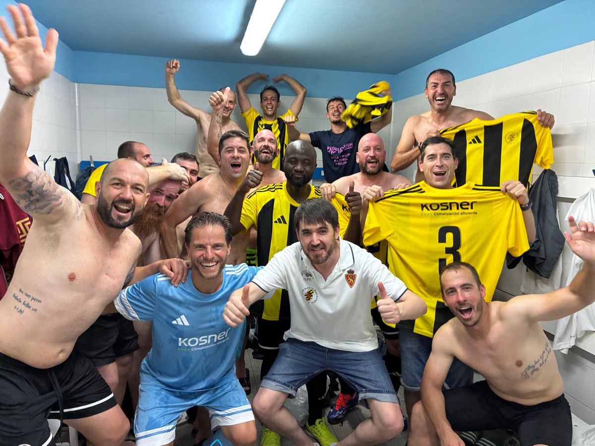 FPRealZaragoza's tweet photo. Día histórico en @fprealzaragoza, con la puesta en escena del equipo oficial, que logró una gran victoria ante la Federación de Peñas del Real Madrid.
Convivencia, deporte y un nuevo proyecto que ve la luz, y que no se perdió @zarpamascota. Enhorabuena a todos! #kosner https://t.co/U7c0v02EQI