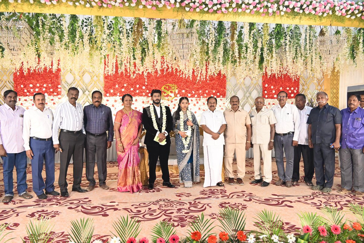 சேலத்தை சேர்ந்த திரு.A.தமிழ்செல்வன் DSP(Rtd)-திருமதி.P.ரேணுகாதேவி அவர்கள் மகனின் திருமண வரவேற்பு நிகழ்ச்சியில் கலந்து கொண்டு மணமக்களை வாழ்த்தினேன்.