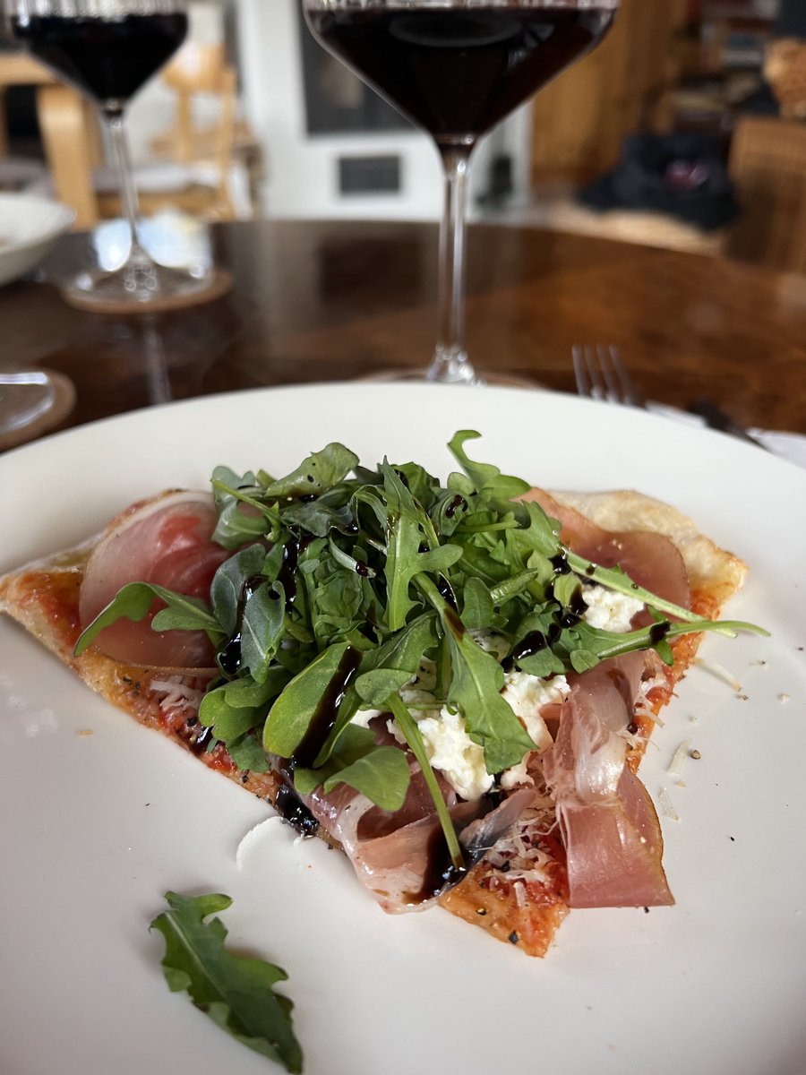 Pizzasunnuntai a la ⁦<a href="/SarionIlkka/">Ilkka Sario</a>⁩, voi pojat et on hyvää, lisukkeena Bondia eli 007 Rakastettuni. #sunnuntai