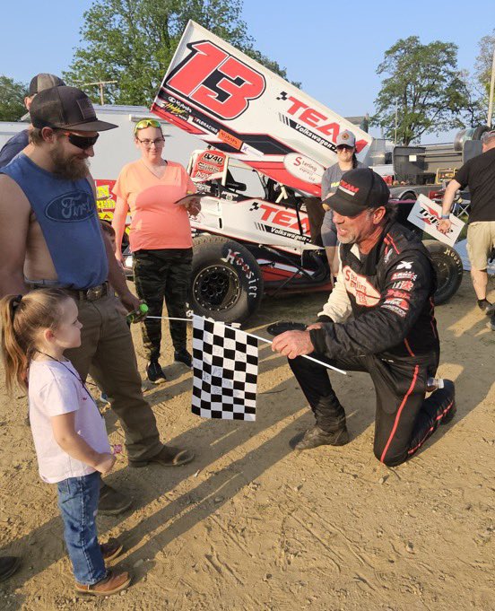 I hope everyone sees this picture of <a href="/vangurleyjr/">VG Hammer</a> that <a href="/ThePostman68/">Steve Post</a> shared. Friends: <a href="/davedusick/">ＤＡＶＥ ＤＵＳＩＣＫ</a> always says “the best part of racing, is the people!” and this exemplifies that. Probably see this young lady in Victory Lane one day!❤️🏁