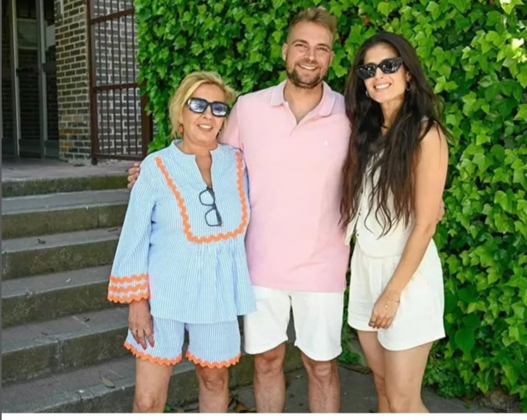 Hoy están celebrando el cumpleaños del nene de Jose en casa de su abuela. Lo celebran con más familiares y amigos.  La prensa ha traído un regalo para el nene y para Jose que esta semana también cumple años 🎉🎊🎉🎊 #josmari8j