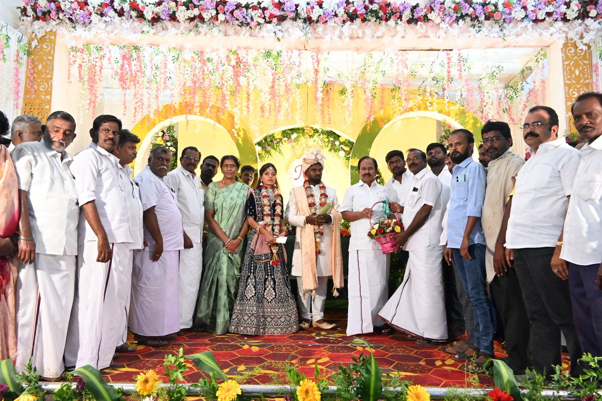சேலம்-ஓமலூர் பேரூராட்சி 02வது வார்டு கவுன்சிலர் திரு.ஆர்.அன்பழகன்-திருமதி.பழனியம்மாள் அவர்கள் மகனின் திருமண வரவேற்பு நிகழ்ச்சியில் கலந்து கொண்டு மணமக்களை வாழ்த்தினேன்