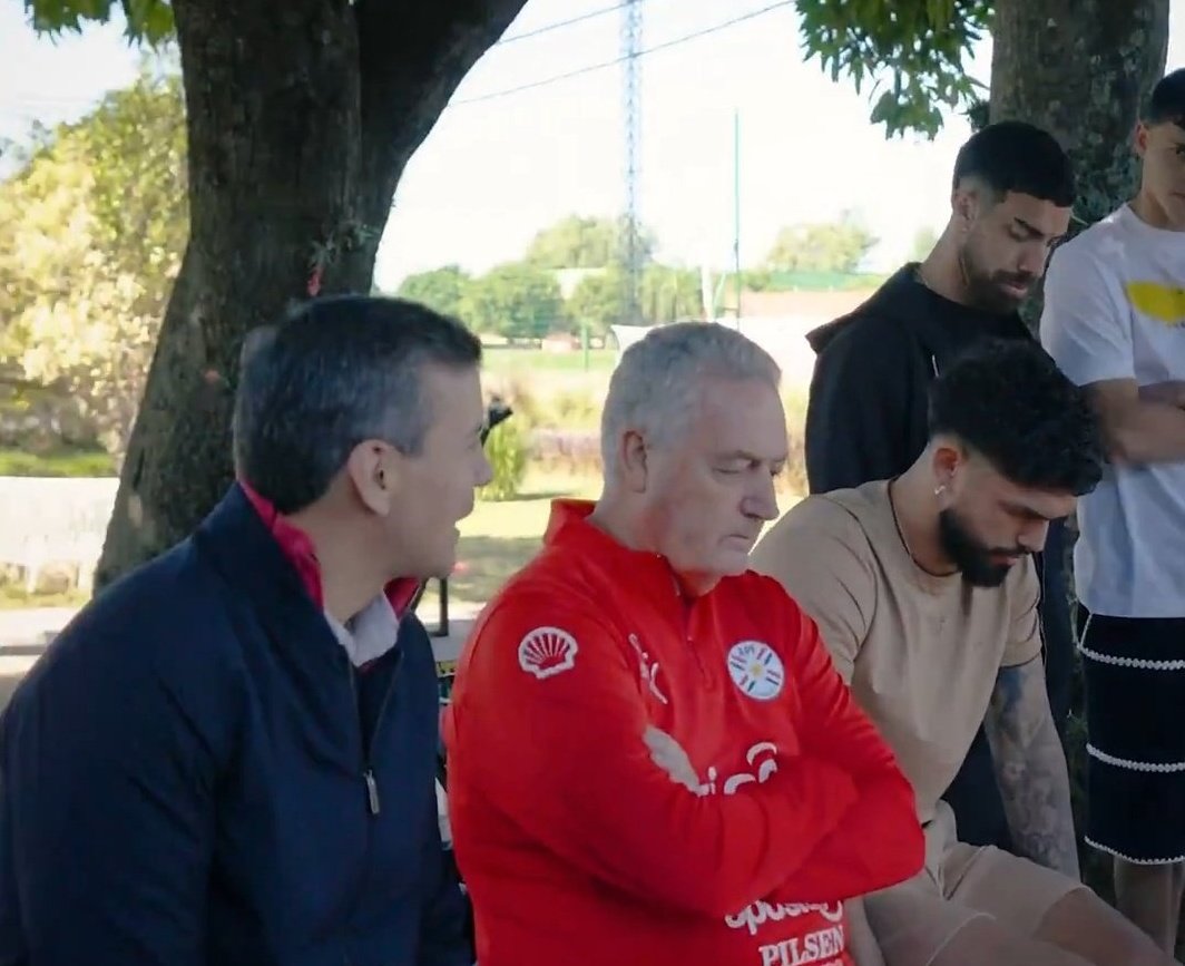 El presidente de la república esta hablando y miren esos rostros. No es tu lugar presidente Peña. Usted debería estar gobernando y no figureteando. Deje de figuretear.