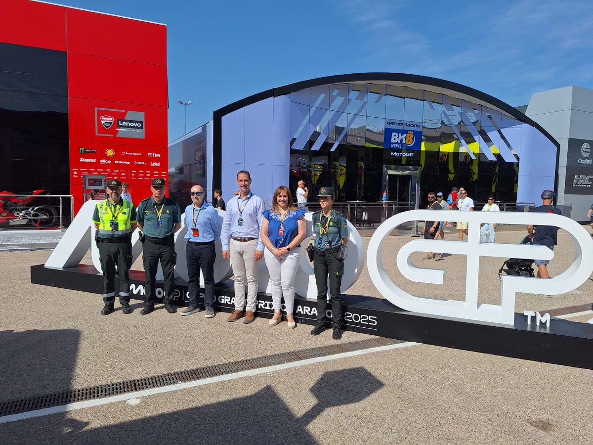 DelGobEnAragon's tweet photo. MotorLand ha vivido hoy otra gran jornada con el Gran Premio GoPro de Aragón 🏍
El delegado y los subdelegados de Zgz y Te han visitado el #CECOR, los 👀 que registran todas las incidencias del circuito, han recorrido el paddock y han asistido al recital ofrecido por 🧵 https://t.co/IMShD5hjP1