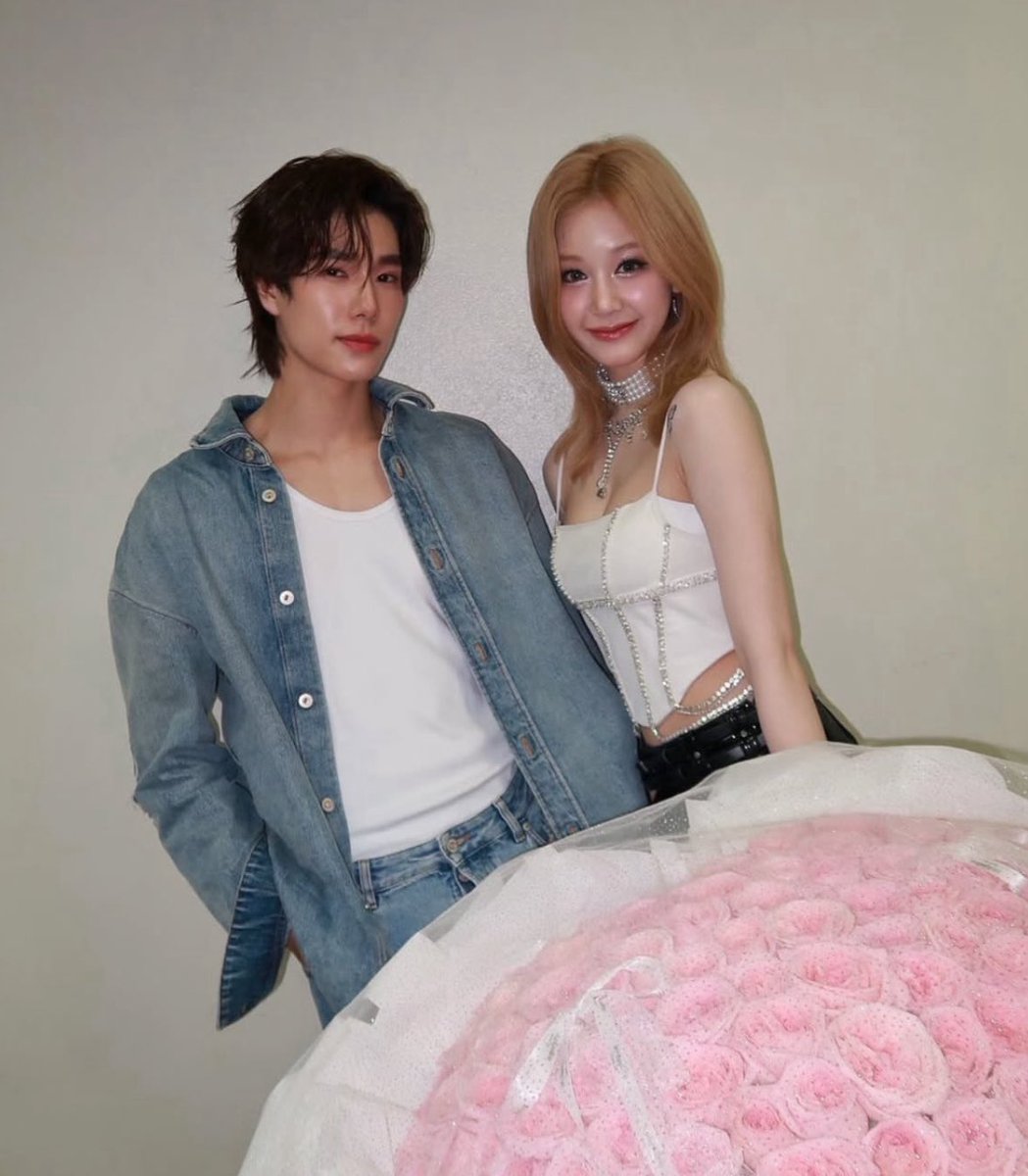 peariesps's tweet photo. พี่ภูวินทร์ไปถ่ายรูปคู่หลังเวทีกับน้องแพรด้วยย พร้อมดอกไม้ช่อโตแสดงความยินดีกับคอนเสิร์ตที่ไทยครั้งแรกของน้องสาว น่ารักทั้งคู่เลยย~ 💗

#phuwintang #PHARITA https://t.co/DYSguhXG5A