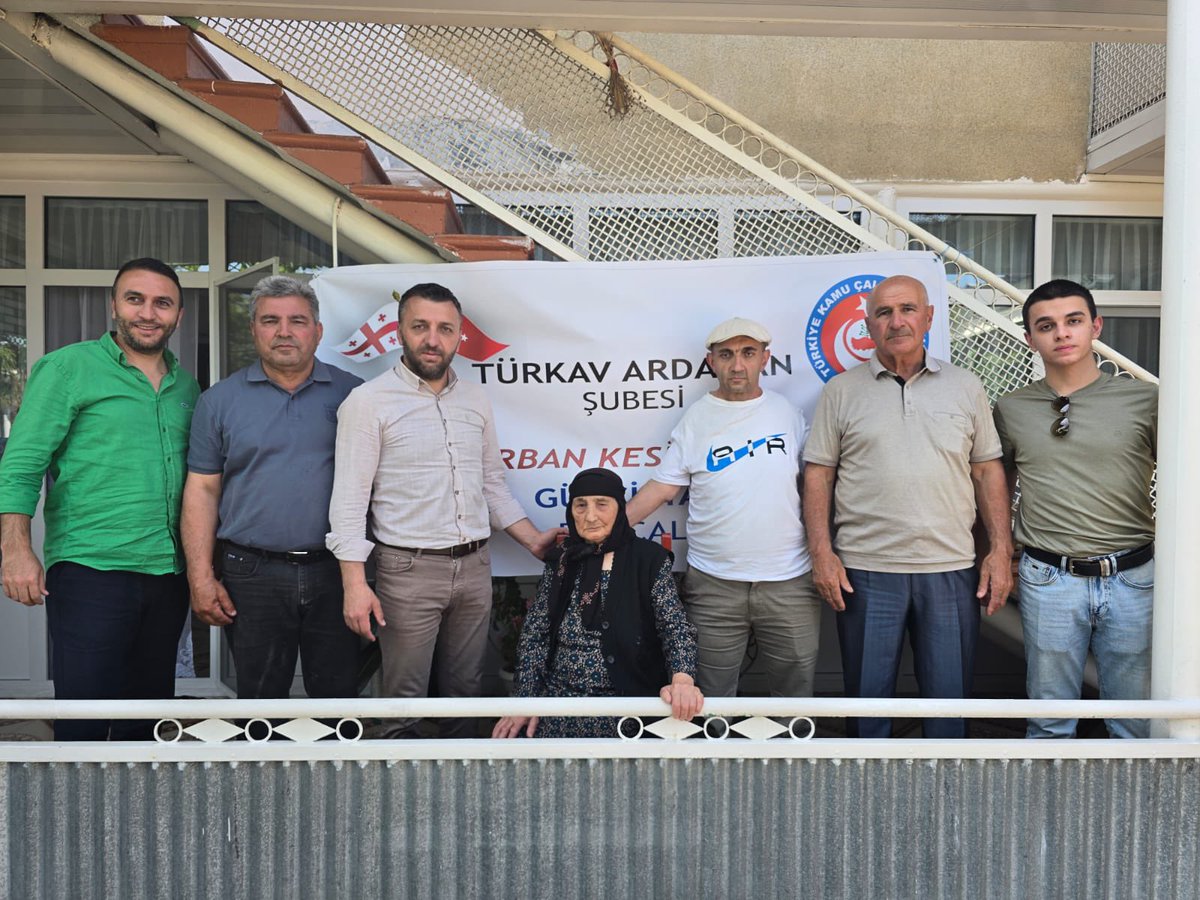 ArdahanTurkav's tweet photo. TÜRKAV Ardahan İl Başkanlığı olarak Gürcistan’ın Borçalı bölgesindeki kurban kesme etkinliğimizi bu yıl Gürcistan’ın Bolnisi ( Gamerli ) şehrinin Kepenekçi köyünde Türk Dünyası’nın büyük ve ölmez şairi rahmetli Zalimxan Yakub’un hanesinde gerçekleştirdik. https://t.co/1Lon6Mk3Ts