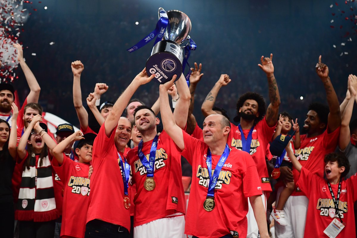 Olympiacos_BC's tweet photo. Εμείς κατακτητές της κορυφής!

#OlympiacosBC #WeAreOlympiacos #TogetherWeFight https://t.co/xs3FzeQbV6
