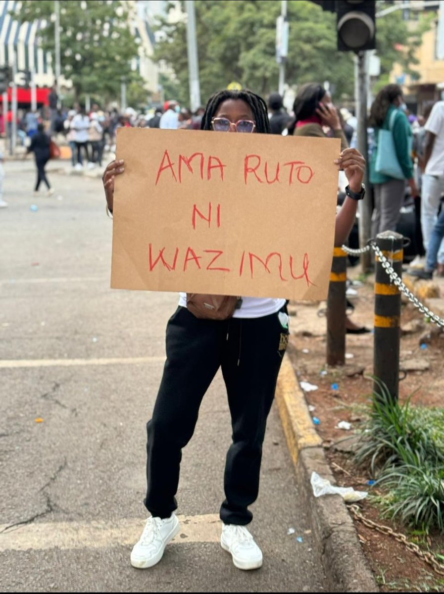 Cardboard na marker pen tutatafuta mbele. Nguo kila mtu ako nazo. Wacha mambo yako
#RutoMustGo