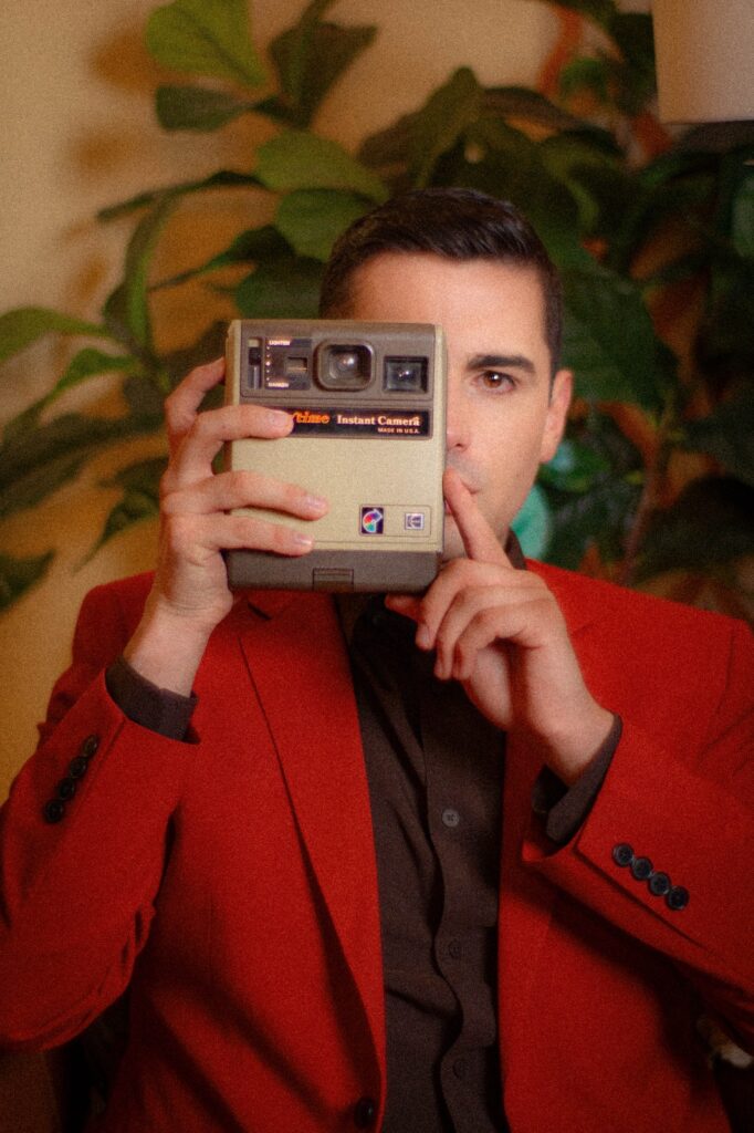 ViernesMagazine's tweet photo. Edwin Music presenta su nuevo EP: «Primavera». El cantante destaca por fusionar la música del rock and roll de los años 60 con lo más sonado del pop en los dos miles.

https://t.co/LPO7BIfqZx

@EdwinMusicOf #Primavera #DateCuenta #Música #Entrevista #Pop #RockAndRoll https://t.co/FpTGY60Bp0