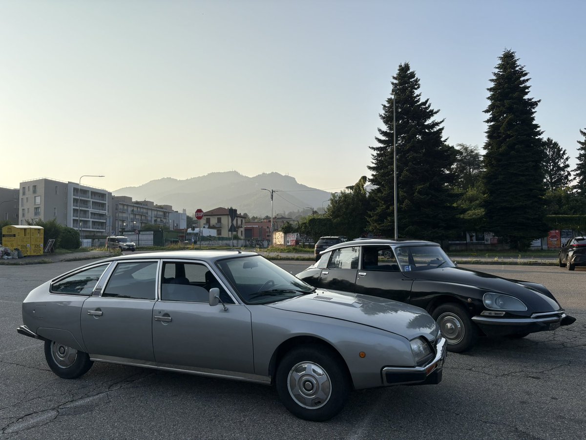 OttantaMagic's tweet image. Rencontr ente une déesse et sa héritière: 1973 Citroën DS23 &amp;amp; 1977 Citroën CX 2000 Pallas.
#citroen