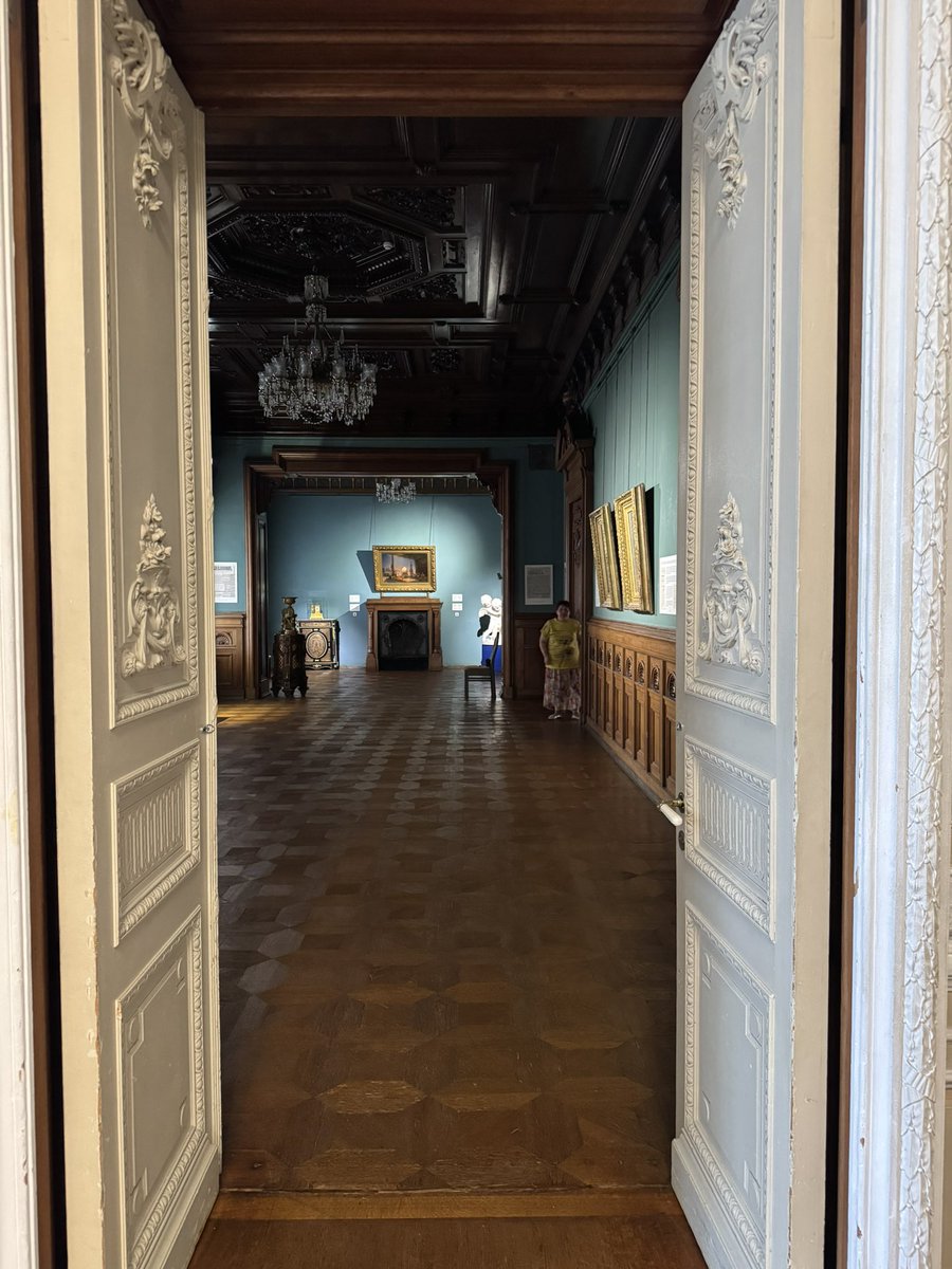 Київська картинна галерея.
За квиток вартістю 200 грн можна побачити аж 3 картини та старі фото інтерʼєру.