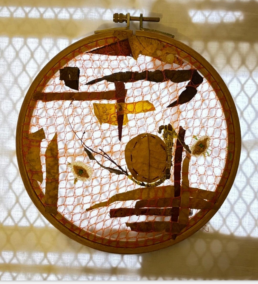 CpesRosaparks's tweet image. DOROT Alexia
(étudiante CPES CAAP Lycée Rosa Parks, promo 2024-2025)
La main s&apos;active à mêler les fibres, à tisser les fragments, à recoller les morceaux dans un geste méticuleux et sensible pour proposer un Retour a l&apos;essentiel : la matière.
#CPES #CAAP #CPESCAAP #artsplastiques