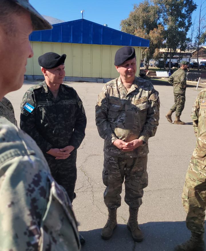 El <a href="/JEMCFFAAH/">General de División Roosevelt Hernández Aguilar</a>, General de División Roosevelt Leonel Hernández Aguilar, realizó una visita oficial a la República de Chile, representando las Fuerzas Armadas de Honduras en el Ejercicio Conjunto Combinado #EstrellaAustral2025.

Esta importante actividad fue organizada por la
