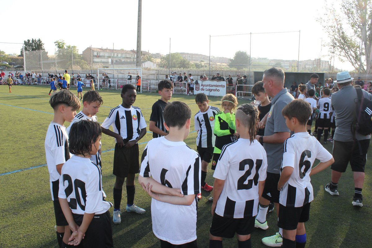 Valvatwitt's tweet photo. 🌇 Tarde de grandes partidos y ambiente espectacular
Gracias a todos los participantes y colaboradores por este día tan especial 💙⚽
📸 en el perfil de Facebook os dejamos + fotos
🏆 En breve, publicamos a los campeones y subcampeones
#Valvanera #Torneo #PasiónPorElFútbol https://t.co/qHfSeixLXh