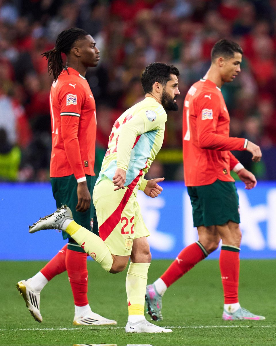 La Gran Jugada (@lagranjugadacsr) on Twitter photo ⏱️ ¡Final! ¡El título se decidirá en los penaltis! ⚽️
🇵🇹 Portugal 2
🆚
🇪🇸 España 2
⚽️ Zubimendi (21')
⚽️⬅️ Nuno Mendes (26')
⚽️ Oyarzábal (45')
⚽️⬅️ Cristiano Ronaldo (61')
#EspañaPortugal
#NationsLeague 🏆
📻 <a href="/CanalSurRadio/">Canal Sur Radio</a>
🌐 csur.red/E2zY50QnQua
📱 App ⏱️ ¡Final! ¡El título se decidirá en los penaltis! ⚽️
🇵🇹 Portugal 2
🆚
🇪🇸 España 2
⚽️ Zubimendi (21')
⚽️⬅️ Nuno Mendes (26')
⚽️ Oyarzábal (45')
⚽️⬅️ Cristiano Ronaldo (61')
#EspañaPortugal
#NationsLeague 🏆
📻 <a href="/CanalSurRadio/">Canal Sur Radio</a>
🌐 csur.red/E2zY50QnQua
📱 App