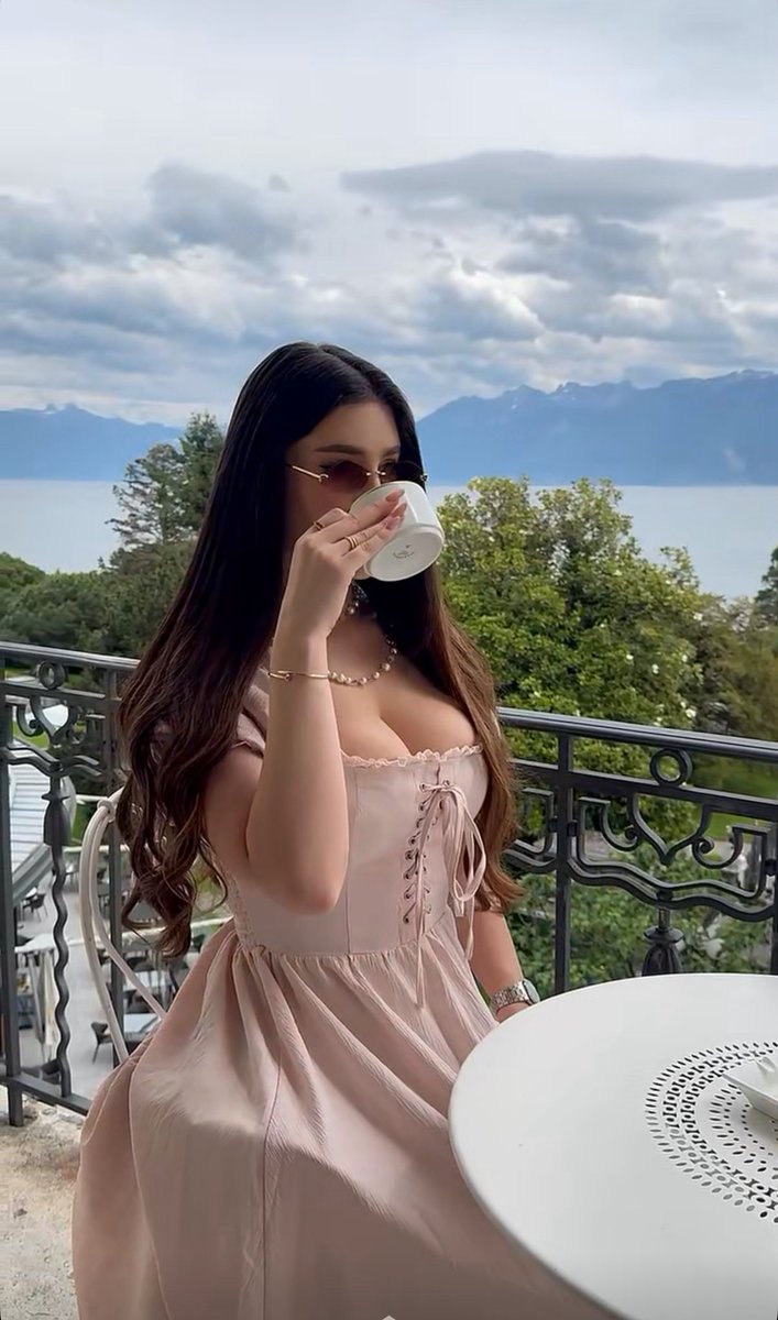 حاشا لِحُسنكَ أن يُصاغَ بأسطرٍ
أنتِ الفَصـاحةُ و اللغاتُ جَميعًا ❤️