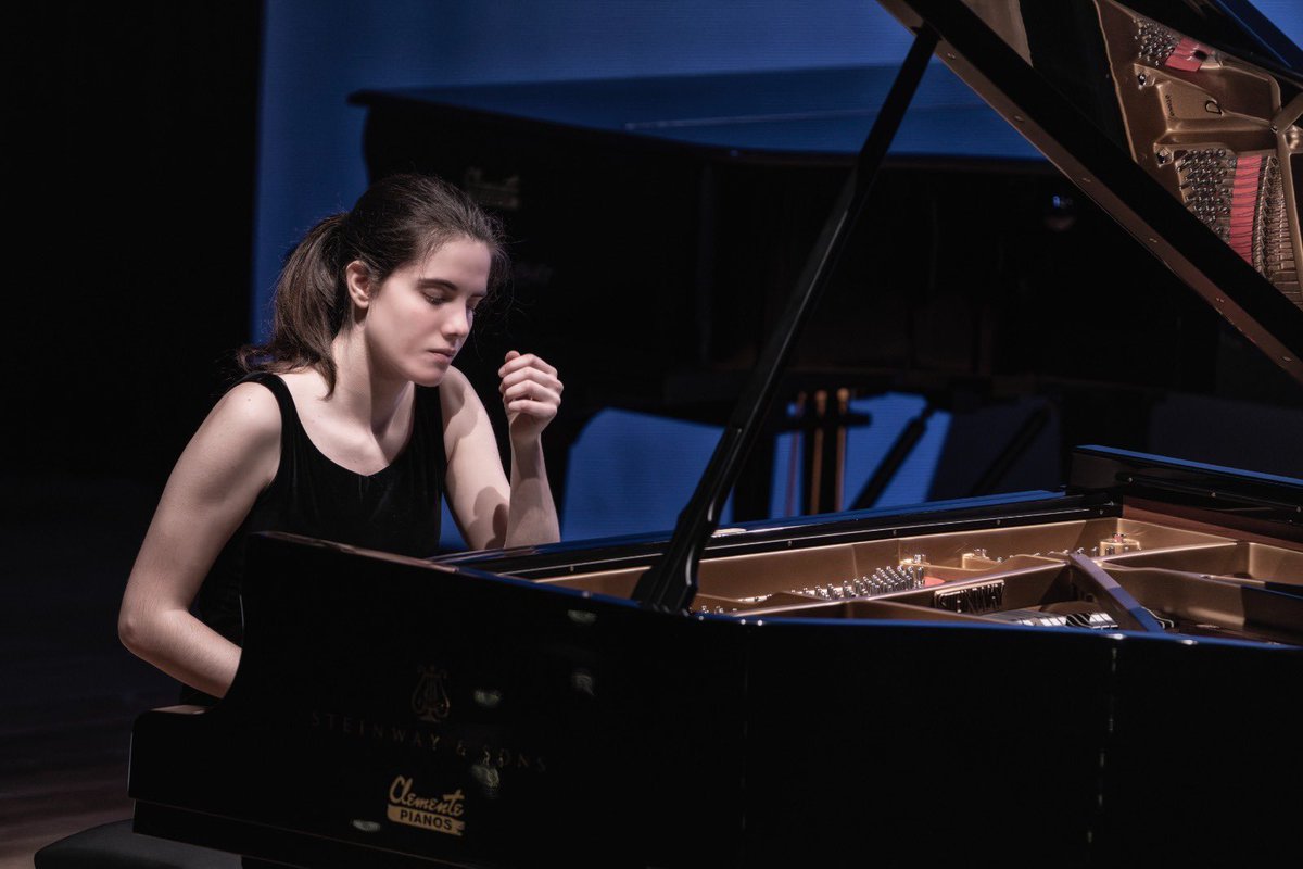 premi_iturbi's tweet photo. 🎹 Ja tenim els finalistes de l’Iturbi 2025. 

Els adjuntem per ordre d’actuació en la final: 
1️⃣ Emin Kiourktchian
2️⃣ Eugenia Sánchez Durán
3️⃣ Ruggiero Fiorella
4️⃣ Nabeel Hayek
5️⃣ Yungyung Guo
6️⃣ Uladzislau Khandohi.

#Iturbi2025 https://t.co/ATFNLdgWc6