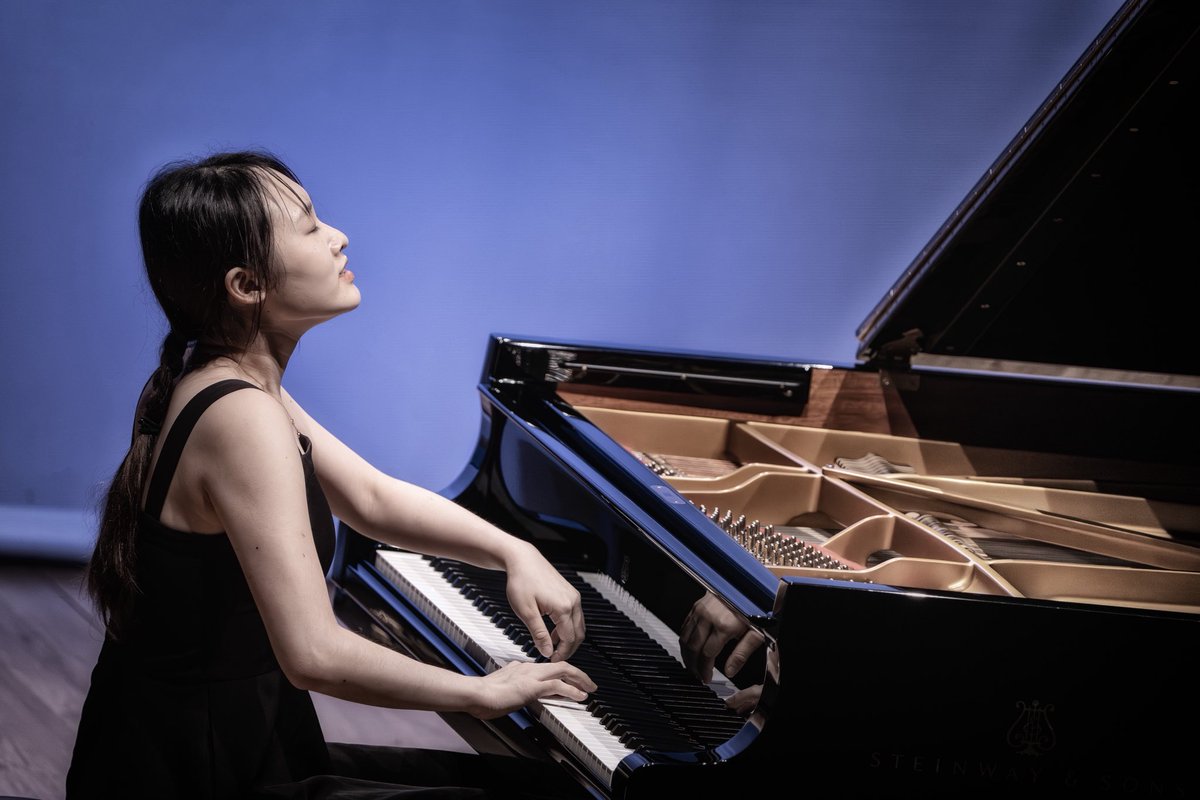 premi_iturbi's tweet photo. 🎹 Ja tenim els finalistes de l’Iturbi 2025. 

Els adjuntem per ordre d’actuació en la final: 
1️⃣ Emin Kiourktchian
2️⃣ Eugenia Sánchez Durán
3️⃣ Ruggiero Fiorella
4️⃣ Nabeel Hayek
5️⃣ Yungyung Guo
6️⃣ Uladzislau Khandohi.

#Iturbi2025 https://t.co/ATFNLdgWc6