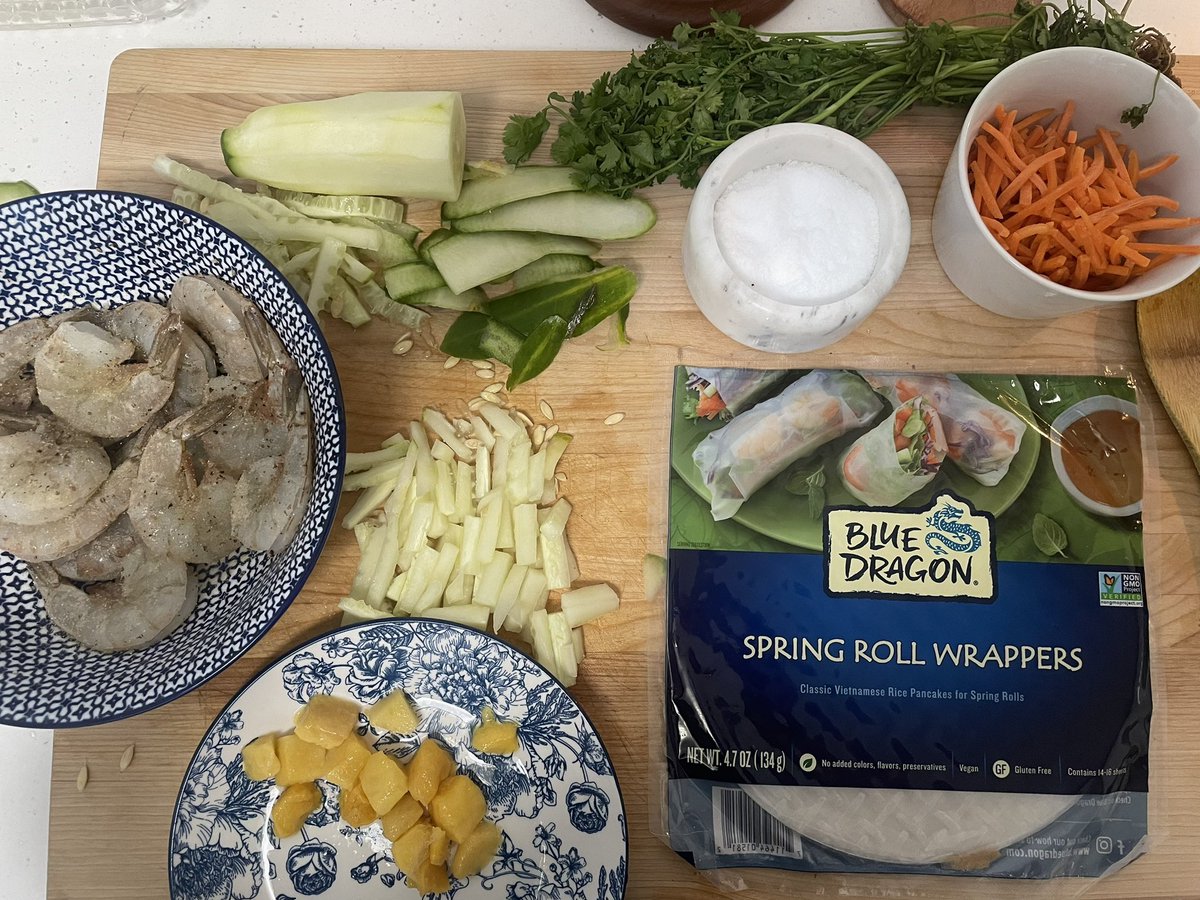 bertitapr07's tweet photo. Sunday’s craving: Homemade spring rolls   with peanut sauce 🥒🥕🦐🌿 https://t.co/KsBc6mdQHL