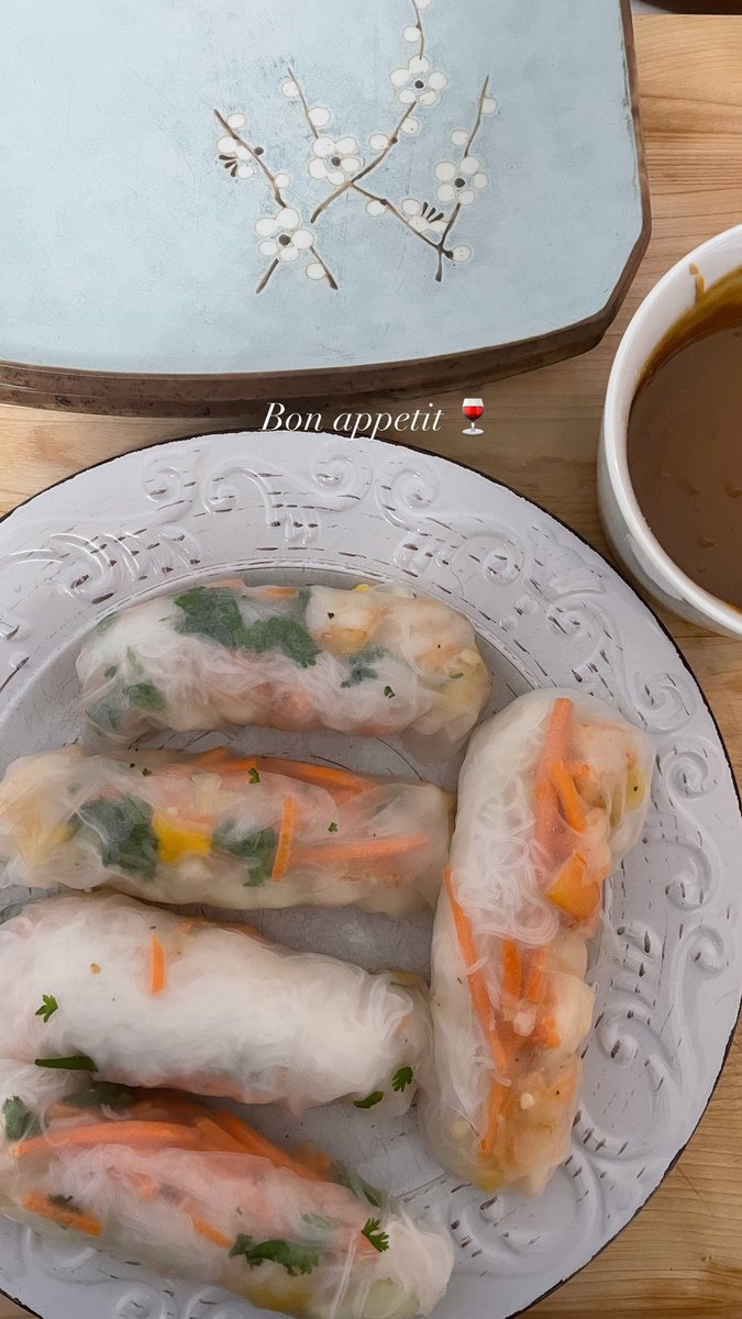 bertitapr07's tweet photo. Sunday’s craving: Homemade spring rolls   with peanut sauce 🥒🥕🦐🌿 https://t.co/KsBc6mdQHL