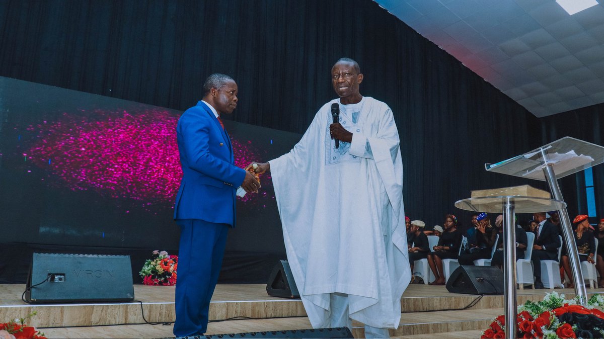 Rev_NiyiAdebayo's tweet photo. Two groups of people I hold in high esteem:

1. Those who inspire me to reach new heights. 
2. Those who correct me with compassion and wisdom. 

True mentorship is built on both inspiration and constructive criticism. If your mentor only praises but never corrects, you're missing out on growth. A genuine mentor inspires and guides while also challenging you to become better.