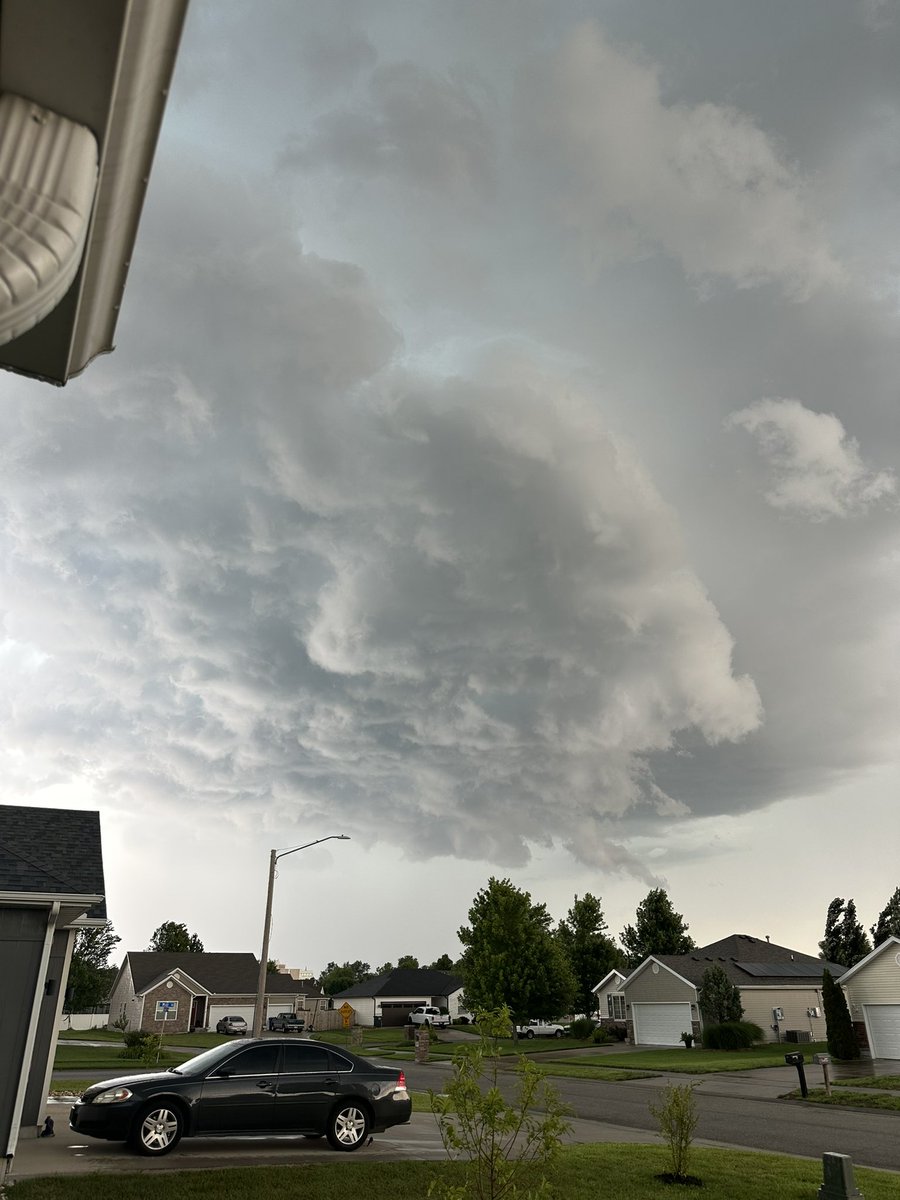 T_Conrad18_'s tweet image. Beautiful ominous clouds with wind shear on full display pulling clouds towards cell in SE KS @fox4wx
