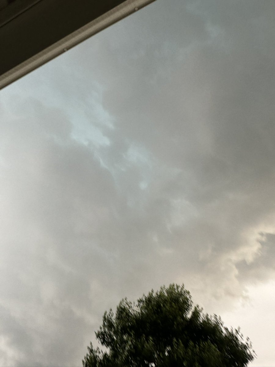 T_Conrad18_'s tweet image. Beautiful ominous clouds with wind shear on full display pulling clouds towards cell in SE KS @fox4wx
