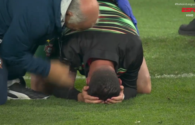 o apaixonado cristiano ronaldo:

- 40 anos
- fazendo gol em final da nations league
- campeão