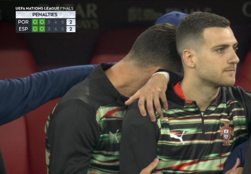 40 ans. 

Et Cristiano Ronaldo 🇵🇹 stresse comme un fou en finale de Ligue des Nations.

La passion. 👏😍