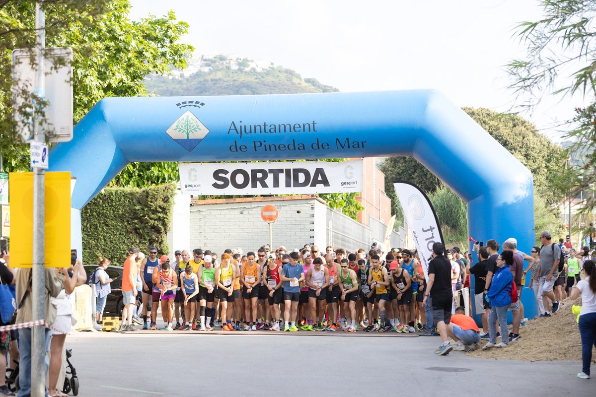 Veolia_Cat's tweet photo. 🏃‍♀️🏃 Aquest cap de setmana s'ha celebrat la 21a Cursa de Pineda a #PinedadeMar.

🤝 Hi hem col·laborat amb punts d'hidratació i aportant gots perquè les persones participants disposin d'aigua.

💧 És important hidratar-se sovint. Beu aigua de l'aixeta, aigua de qualitat! https://t.co/Y5amyvauhh