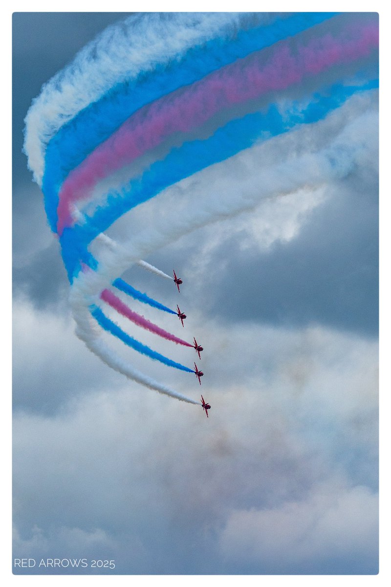 RAF Cosforth Airshow 2025 - Red Arrows <a href="/ShiresGirl/">Karen Weston 💙</a> <a href="/FrostlynneLynn/">Lynne Frost</a> <a href="/serudd1960/">Susan Rudd</a> <a href="/ZachRudd_/">Zach Rudd</a> <a href="/LukeRudd84/">Luke Rudd</a> <a href="/stephen_spc/">SPC</a> <a href="/iandt53/">Ian Thomson</a>