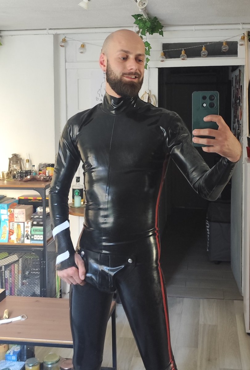 If I get 100 likes, I post the dick out 😜