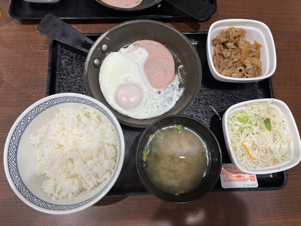 おはようございます☀️

吉野家の朝定食うまい😋
今週もよろしくお願いします👍