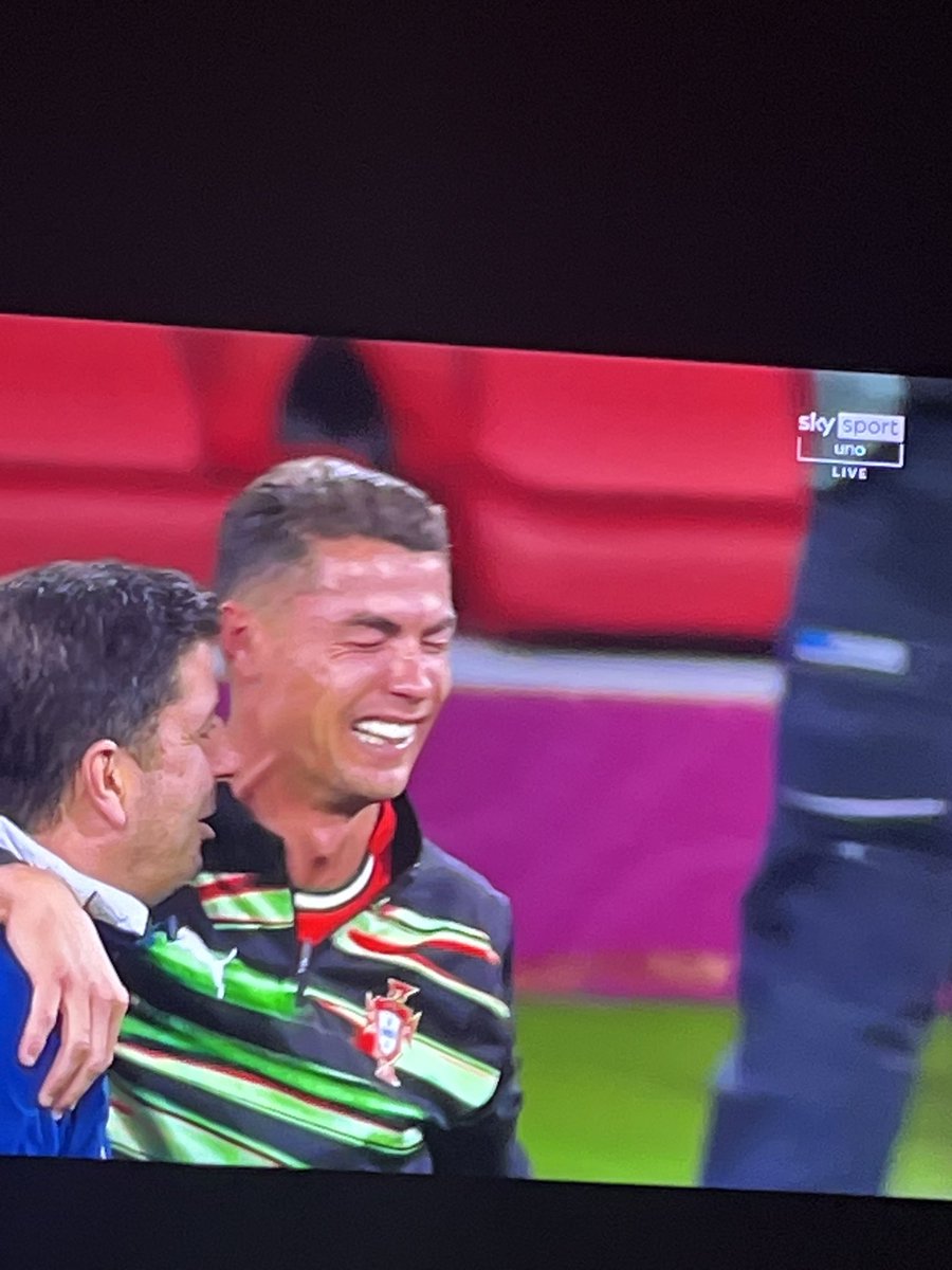 Può non essere il massimo della simpatia 
Si è macchiato la carriera con quei tre anni dsj gobbi 😅

Ma è un giocatore e sportivo immenso, a 40 anni ancora protagonista in una finale ed ennesimo trofeo

#cr7