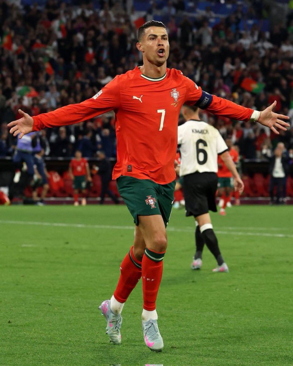 JCLAROS_'s tweet photo. EXTRAORDINARIO! El mejor DE TODOS LOS TIEMPOS! Lo hizo de nuevo! 

PORTUGAL CAMPEÓN DE LA NATIONS LEAGUE! 

Gracias al futbol por permitirnos vivir a Cristiano Ronaldo.

Nadie merece más que @Cristiano. Que el fútbol le devuelva todo lo que él le dio! GRANDEZA PURA! EL PUTO GOAT! https://t.co/z0SCQcvq6y
