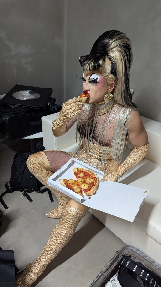 Let's start a new series:
<a href="/lina_galore/">Lina Galore</a> eating pizza backstage