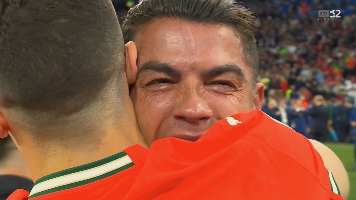 نزلت دموعه فرح وابتسمت كرة القدم .. هذا الكهل الاسطوري هذا الكهل الاستثنائي لا يمل من كتابة التاريخ ، محظوظين عشنا بوقتك يا كريستيانو 👑