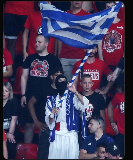Δεν εχω γνωρισει πιο χαζους εκτος απο εκεινους που την Παρασκευη φωναζαν Ινσταμπουλ αγκαλια με τους Τουρκους κ την Κυριακη μανουριασαν για τον ιδιο λογο. Ειδα οπαδο του #OlympiacosBC με τα μάτια μου να πανηγυριζει το τριποντο του Μακκολουμ σα την κεφαλια του Χαριστεα. #paobc