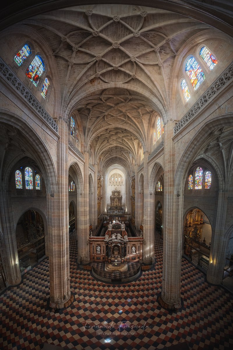 Hoy celebramos 500 años de historia desde la colocación de la primera piedra de la majestuosa Catedral de Segovia. Para conmemorar este hito, comparto esta panorámica desde el triforio.

 ¡Felices 500 años, <a href="/catedralsegovia/">Catedral de Segovia</a> !