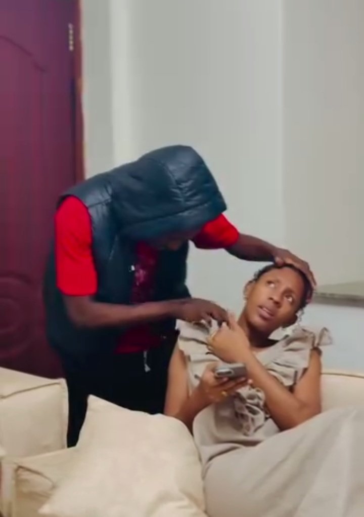Huyu menna ally licha ya kuwa mtangazaji akitokea pembeni kwenye tasnia ya uchekeshaji anajua kuvaa uhalisia afu kapo namna flani

Tazama videos kwenye comment 👇👇👇