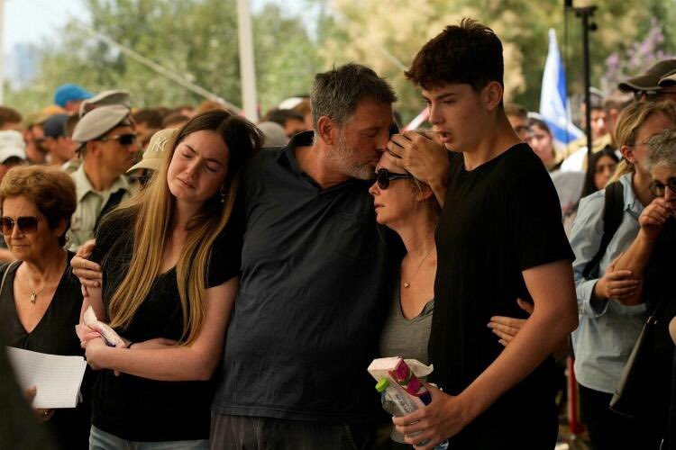 כולם גבוהים במשפחת רוור, ועומרי, בן הזקונים, הוא הגבוה מביניהם. 1.90 מטר, אולי יותר. אחרי שהוריו ואחותו גמרו להספיד את יואב, הגיע תורו. הוא מתרומם מהכיסא שלו וכמו באחת נחשף גובהו השלם, המרשים. אבל בה בעת, כמו בניגוד, מתבררת נערותו.

הוא אחז בדפי ההספד שכתב ומנסה להתרכז בהם. אבל