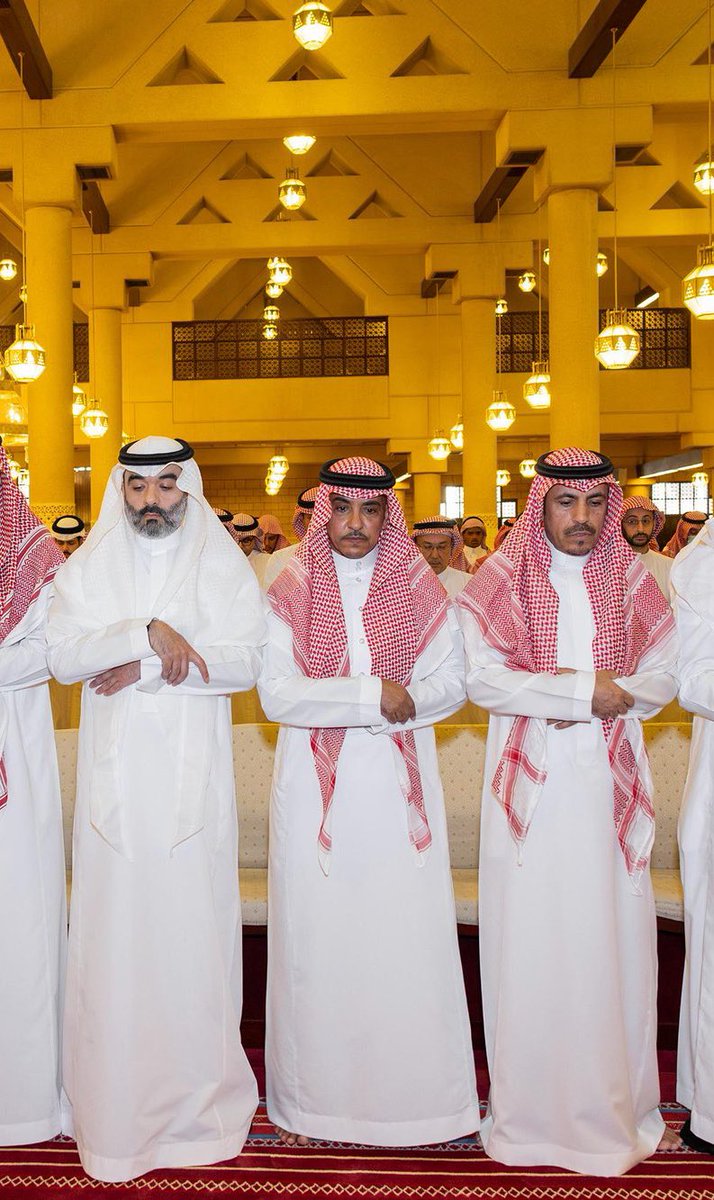 معالي وزير الإعلام 
سلمان الدوسري 
ومعالي وزير الاتصالات وتقنية المعلومات 
عبدالله السواحه
ومعالي رئيس الحرس الملكي الفريق أول ركن 
سهيل صقر المطيري 
أثناء الصلاة 
على الشيخ عبدالله سالم الوهابي القحطاني رحمه الله اليوم .